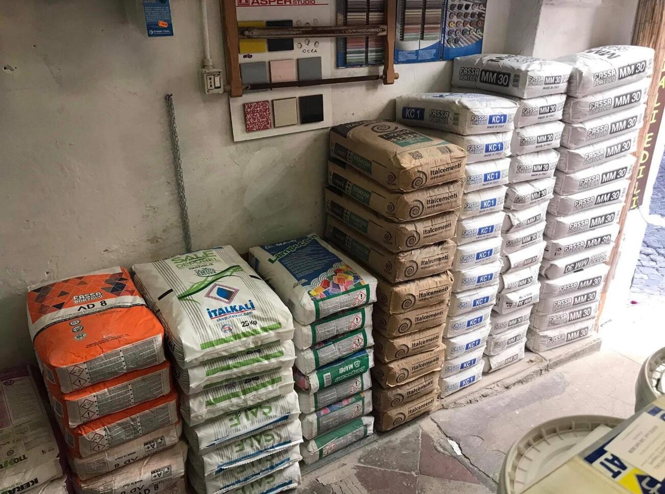 Alcuni sacchi di materiali presenti nella ferramente di Edilizia Monterone